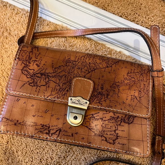 Brand New Without Tags Patricia Nash Map Crossbody WITH Autograph - Picture 4 of 8